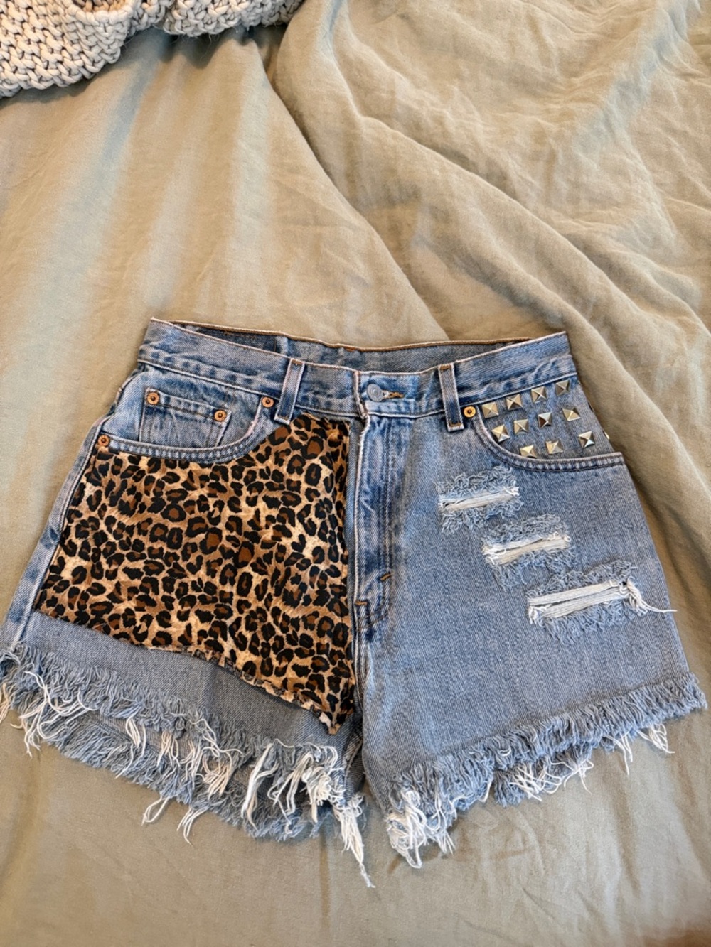 Levi’s 550 Relaxed Fit Custom Leopard Stud Shorts - Light Blue